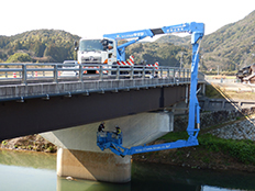 株式会社イタガキ建設コンサルタントの構造物点検(橋梁点検車)